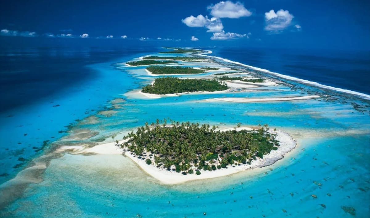Les motu et le lagon de l’atoll vus du ciel