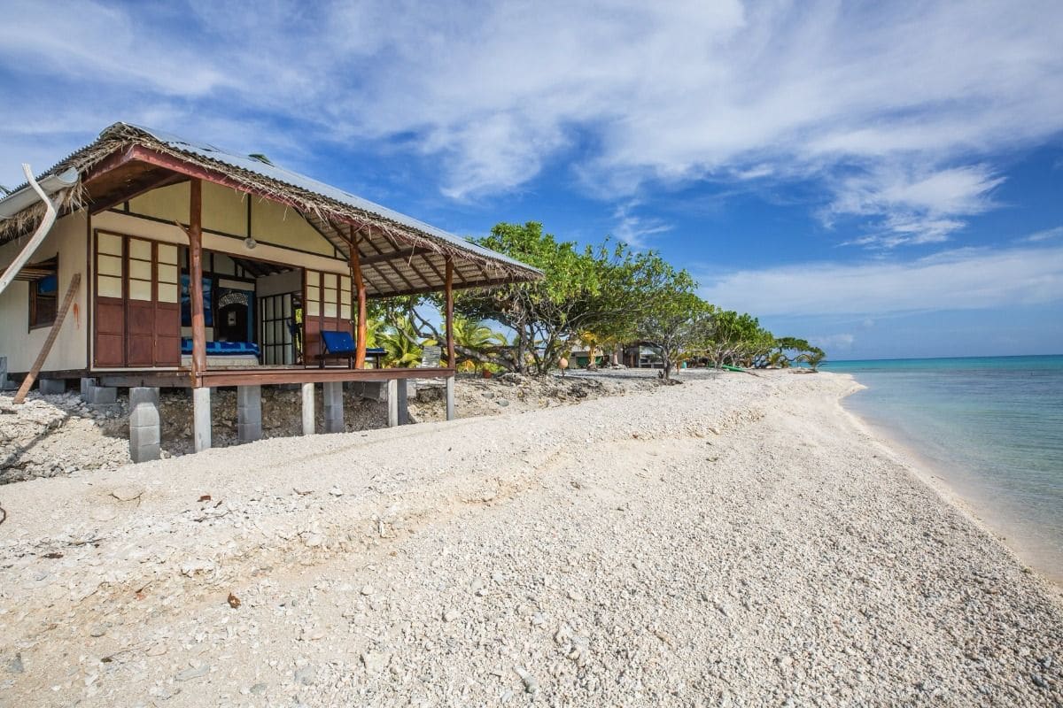 Un fare de la pension posé sur la plage de corail