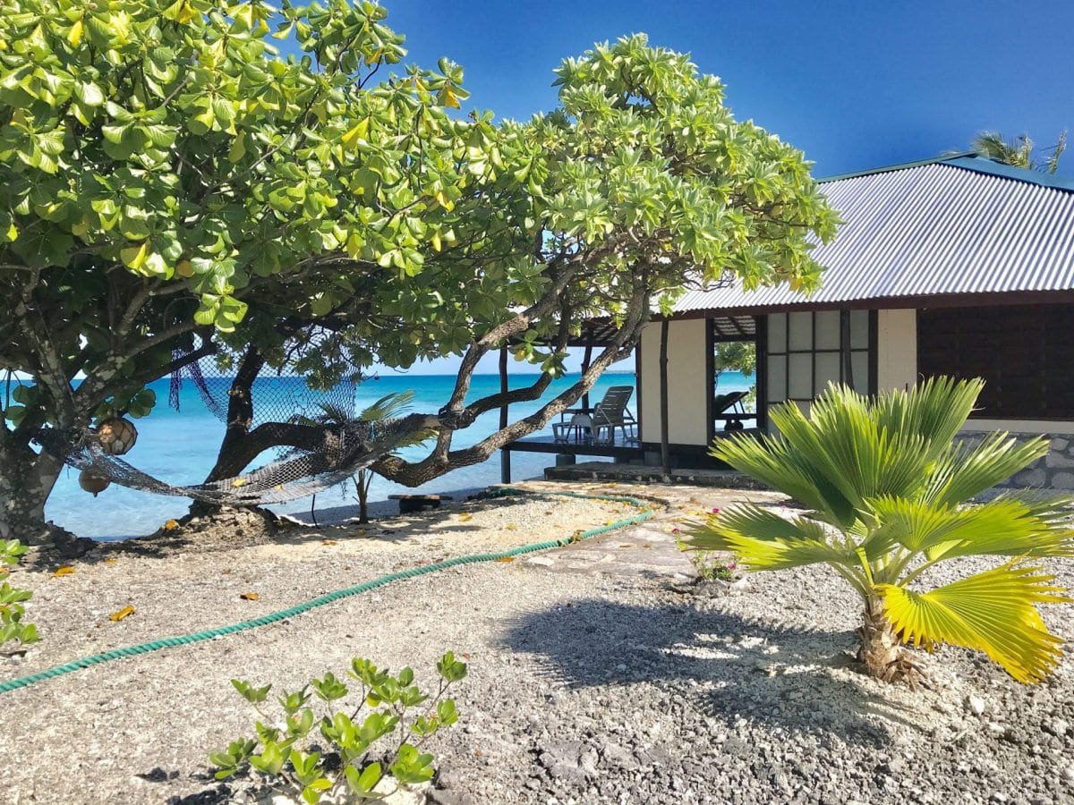 Un fare de la pension sous les arbres, au bord du lagon