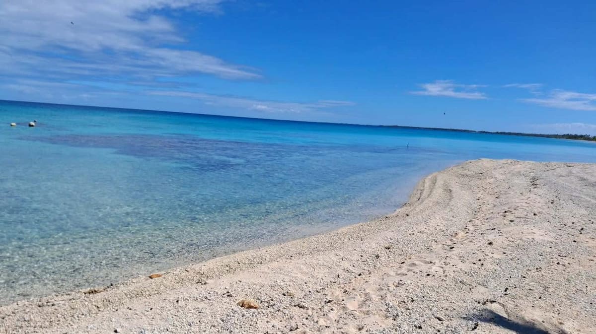 La plage de corail qui s’étire vers la passe