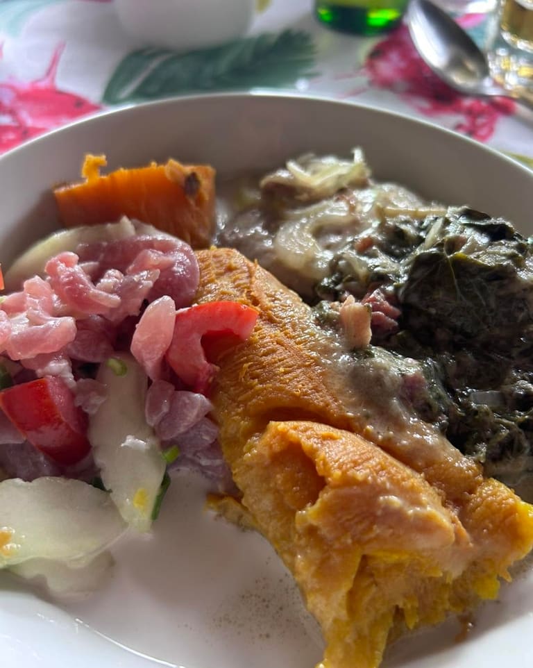 Assiette du dîner : poisson, patate douce et légumes au lait de coco