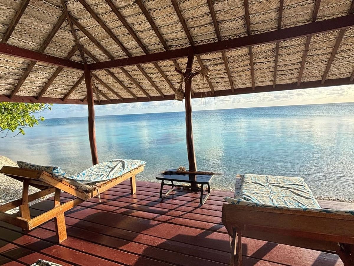 La terrasse couverte au ras de l’eau
