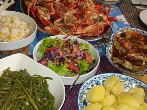 La table du dîner : langoustes, salades et plats maison