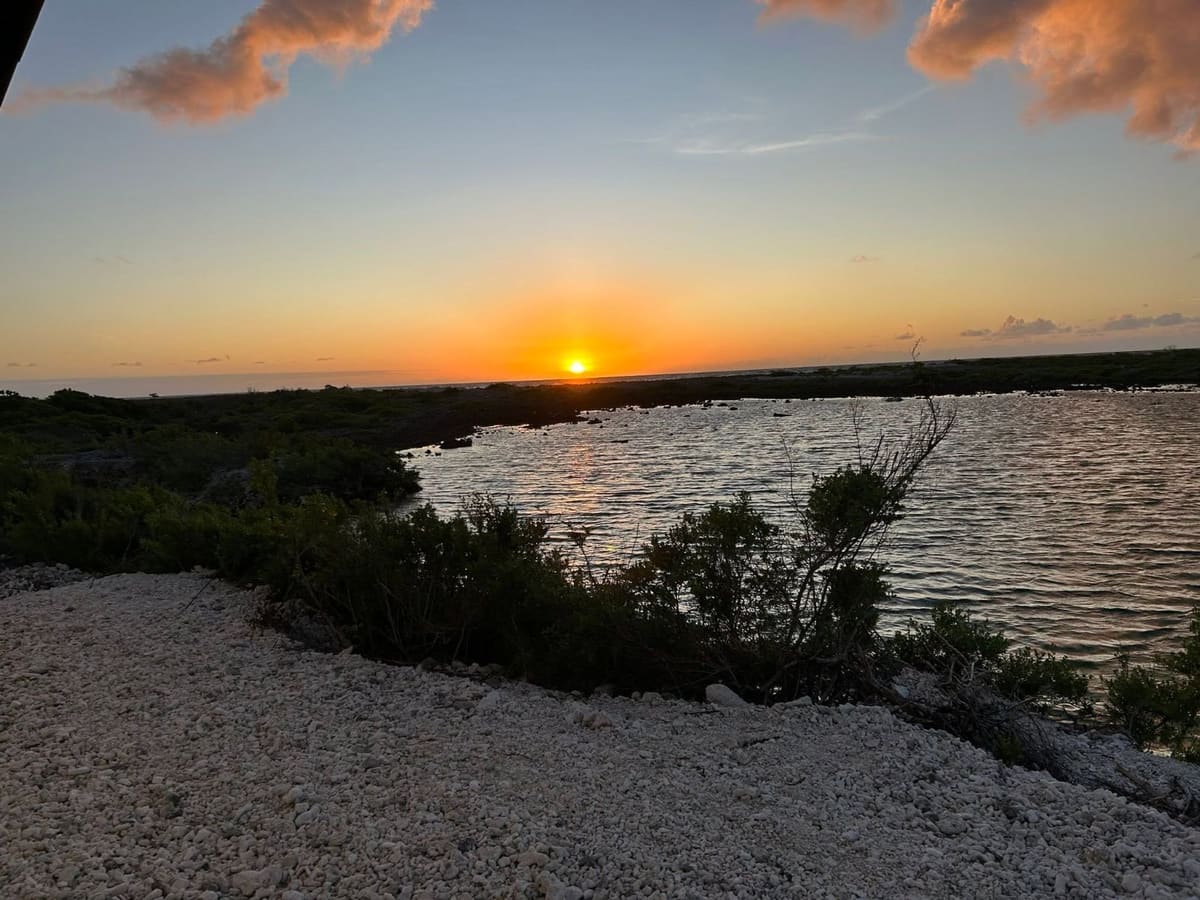 Le soleil se couche sur le hoa