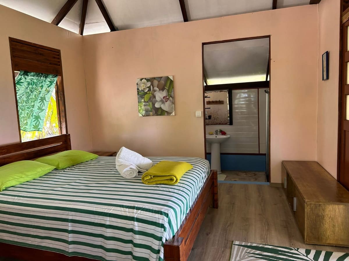 Chambre rénovée aux draps rayés