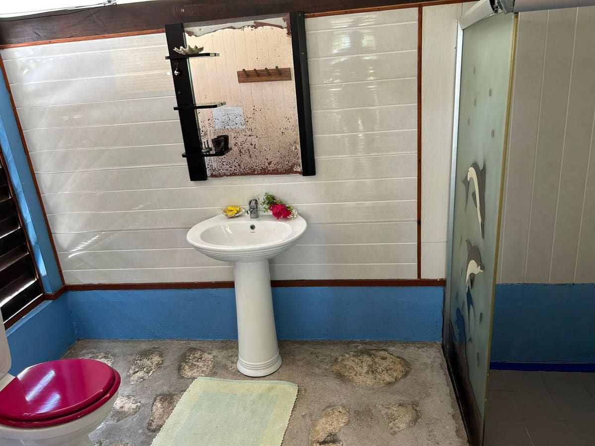 Salle de bain décorée de coquillages