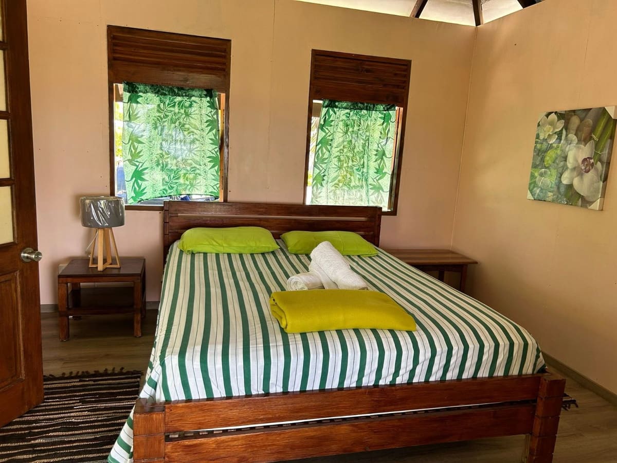 Chambre double aux fenêtres ouvertes