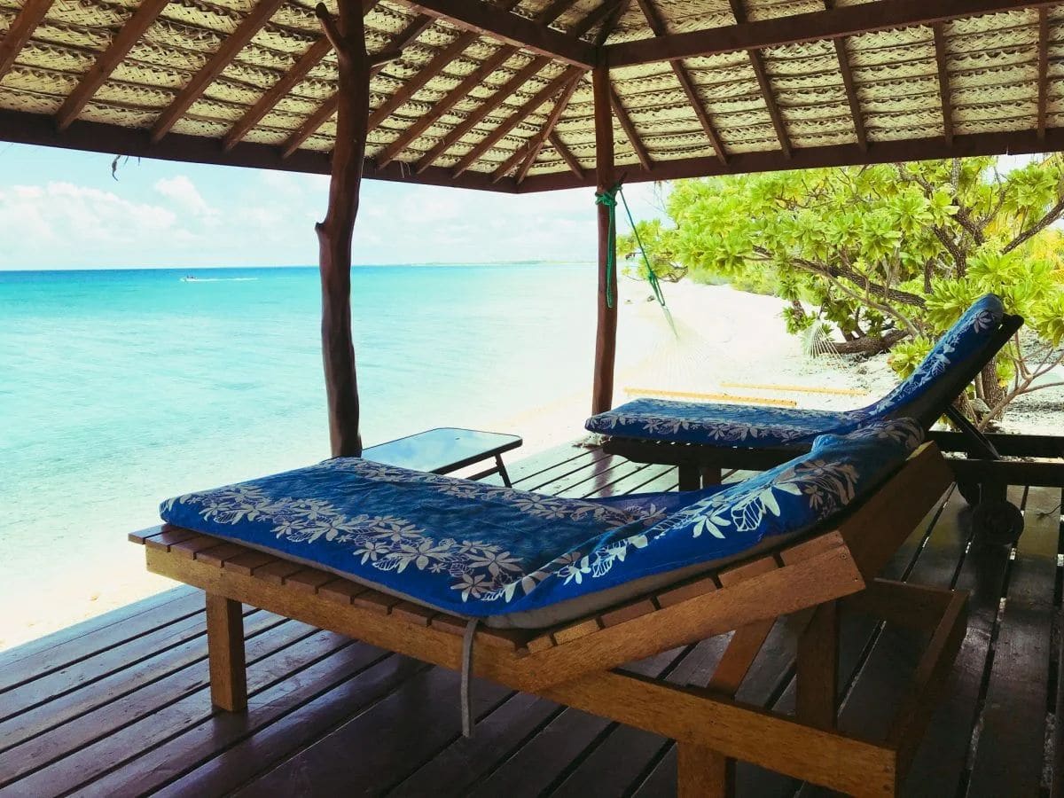 Chaise longue sur la terrasse face au lagon
