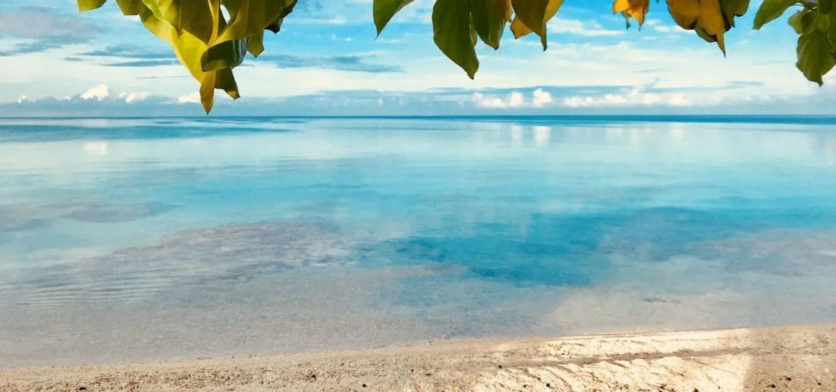 Le lagon parfaitement lisse au petit matin