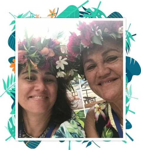 Ilona et une proche, couronnes de fleurs sur la tête