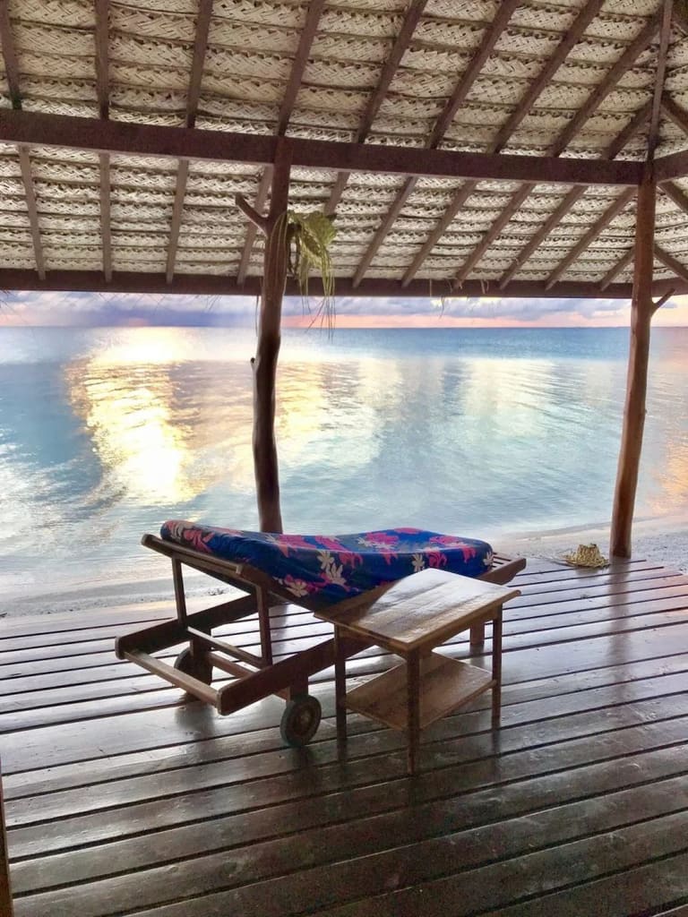 La terrasse au bord de l’eau au coucher du soleil
