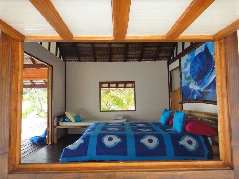 Chambre en bois aux draps bleus