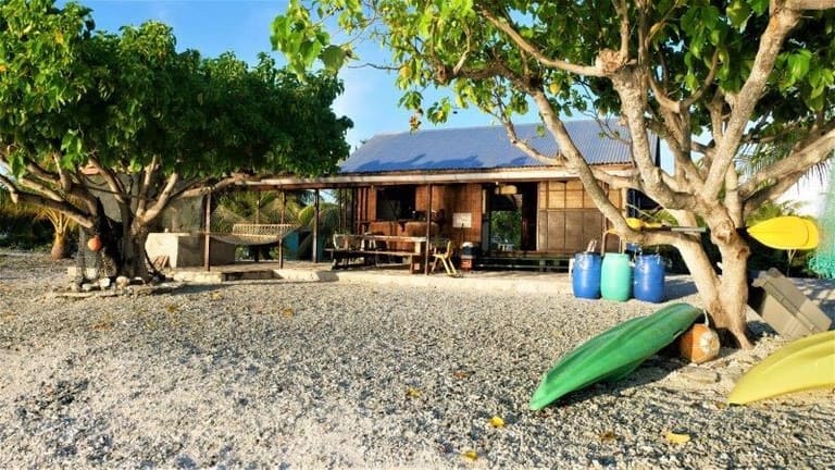 Kayaks posés devant la pension