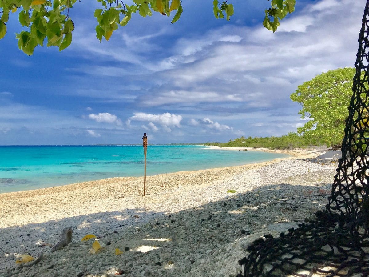La plage de corail et le lagon devant la pension