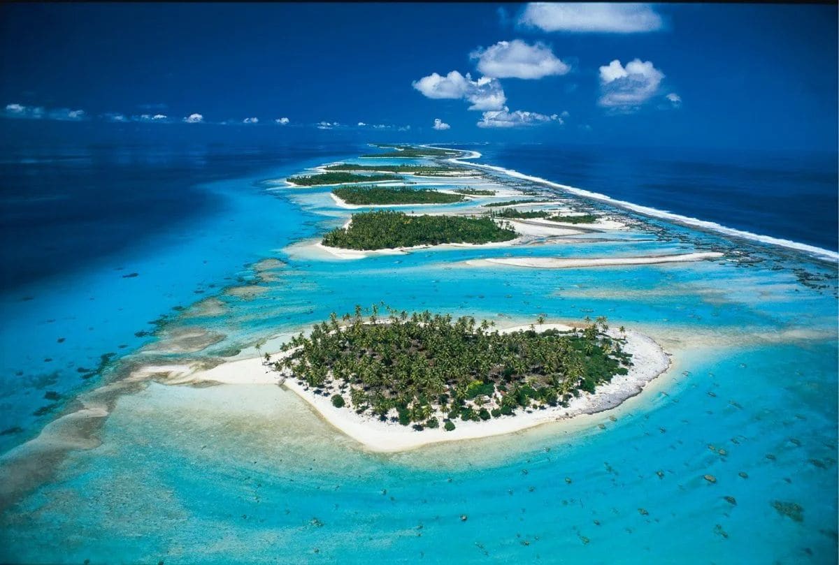 Un motu de Rangiroa vu du ciel, cerné par le lagon