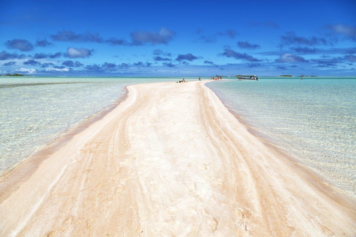 Le banc de sable rose devant la pension